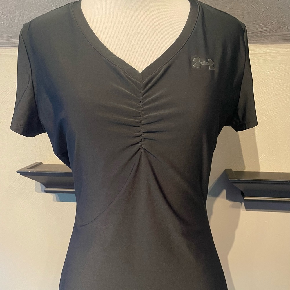 Black fitted Under Armour tee